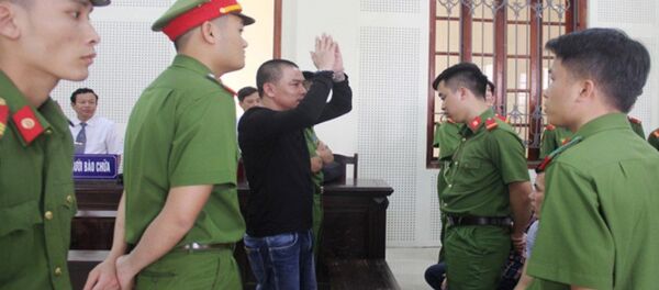Khi tòa tuyên án tử, bị cáo Hùng đại náo hội trường xử án. Khi tòa tuyên án tử, bị cáo Hùng đại náo hội trường xử án. - Sputnik Việt Nam
