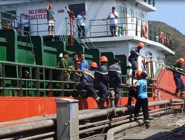 Khi lực lượng cứu hộ cứu nạn đưa 3 thủy thủ ra ngoài thì họ đều đã tử vong. - Sputnik Việt Nam