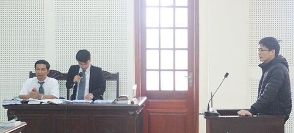 Luật sư Ngô Anh Tuấn (đoàn luật sư TP Hà Nội) và luật sư Nguyễn Khả Thành (đoàn luật sư tỉnh Phú Yên) tham gia bào chữa cho bị cáo. - Sputnik Việt Nam