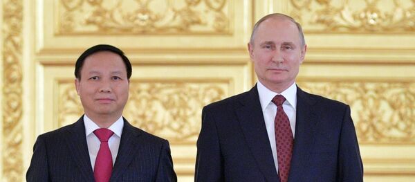 Tổng thống Nga Vladimir Putin tiếp nhận quốc thư của Đại sứ Đặc mệnh Toàn quyền nước CHXHCN Việt Nam tại Liên bang Nga Ngô Đức Mạnh - Sputnik Việt Nam