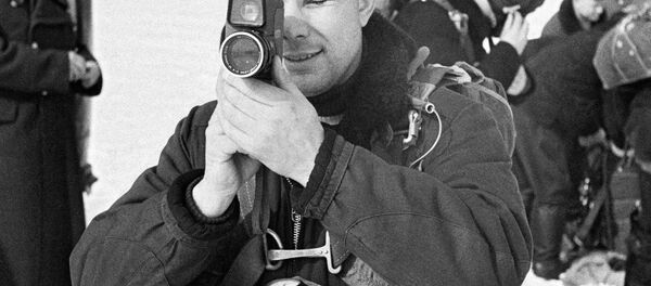 Phi hành gia Yuri Gagarin chuẩn bị cho chuyến bay vào vũ trụ - Sputnik Việt Nam