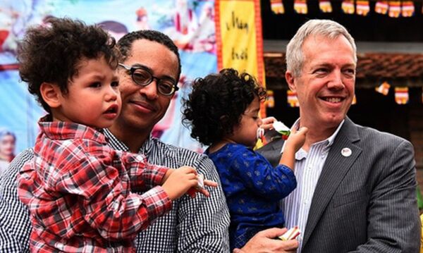 Gia đình ông Osius trong một sự kiện tại Hà Nội năm ngoái. - Sputnik Việt Nam