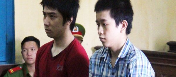 Bị cáo Trần Điền Duy (áo đỏ) và Lê Ngọc Hưng tại phiên tòa phúc thẩm. - Sputnik Việt Nam