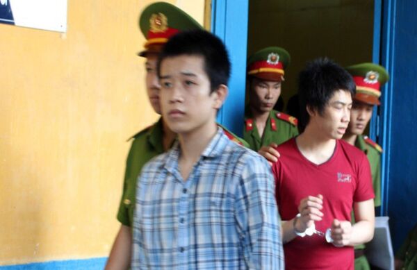 Bị cáo Trần Điền Duy (áo đỏ) và Lê Ngọc Hưng tại phiên tòa phúc thẩm.  - Sputnik Việt Nam