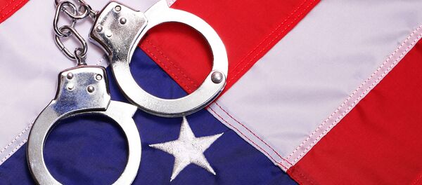 Còng tay trên quốc kỳ Mỹ Còng tay trên quốc kỳ Mỹ - Sputnik Việt Nam
