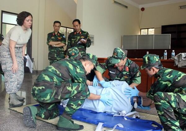 Chuyên gia Hoa Kỳ huấn luyện cán bộ, nhân viên y bác sĩ của Bệnh viện dã chiến cấp 2 số 1 thực hành những tình huống cấp cứu trong giao chiến. - Sputnik Việt Nam