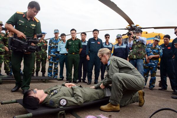 Chuyên gia Australia huấn luyện cán bộ, nhân viên Bệnh viện dã chiến cấp 2 số 1 kỹ năng cố định bệnh nhân; bảo vệ tai, mắt bệnh nhân trong điều kiện thời tiết khắc nghiệt ở Nam Xu-đăng. - Sputnik Việt Nam