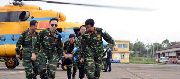 Các cán bộ, nhân viên y tế Bệnh viện dã chiến cấp 2 số 1 thực hành huấn luyện cấp cứu đường không. - Sputnik Việt Nam