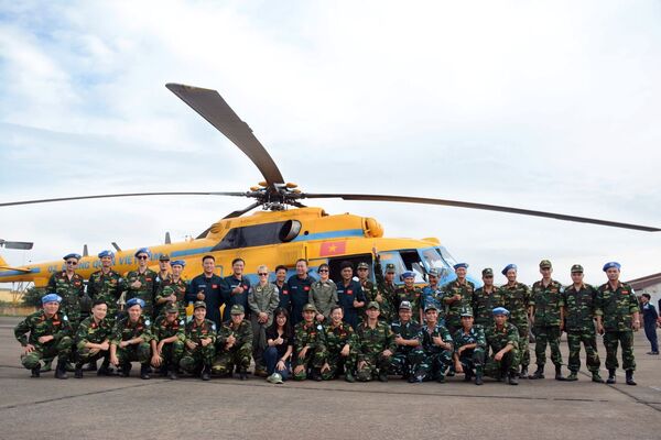 Các học viên chụp ảnh lưu niệm với chuyên gia và tổ bay - Sputnik Việt Nam