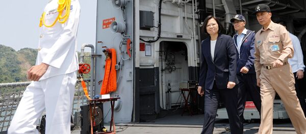 Bà Thái Anh Văn (thứ ba từ phải qua) lên thăm tàu Kee Lung (DDG-1801) trong cuộc tập trận diễn ra gần căn cứ hải quân Yilan ngày 13-4 - Sputnik Việt Nam