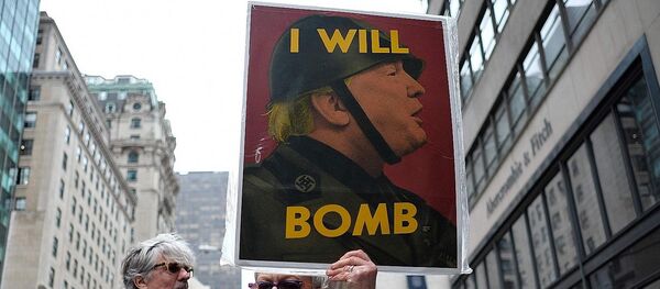 Anti-war protesters shout slogans against US President Donald Trump during a demonstration in front of the Trump Tower in New York on April 7, 2017, to protest the US air strike in Syria - Sputnik Việt Nam
