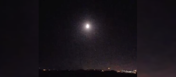 A missile seen flying over Damascus, Syria as US President Donald Trump announced his decision to bomb the country April 13. A missile seen flying over Damascus, Syria as US President Donald Trump announced his decision to bomb the country April 13. - Sputnik Việt Nam