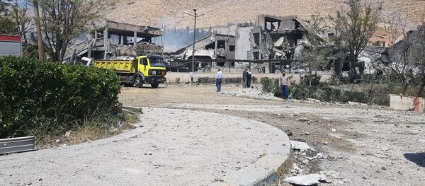 На месте попадания ракеты в военный исследовательский центр в Дамаске - Sputnik Việt Nam