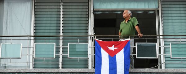Кубинец на балконе дома на одной из улиц Гаваны - Sputnik Việt Nam