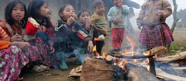 Trẻ em nghèo đốt lửa sưởi ấm tại Mộc Châu Trẻ em nghèo đốt lửa sưởi ấm tại Mộc Châu - Sputnik Việt Nam