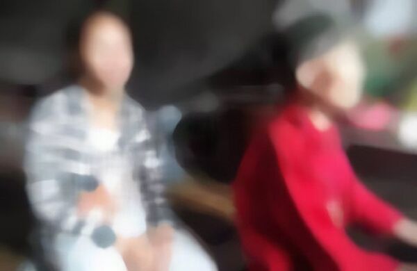 Con của nữ sinh lớp 8 không có quan hệ huyết thông với người bị tố cáo Con của nữ sinh lớp 8 không có quan hệ huyết thông với người bị tố cáo - Sputnik Việt Nam