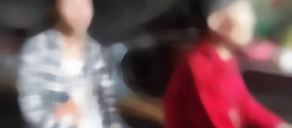 Con của nữ sinh lớp 8 không có quan hệ huyết thông với người bị tố cáo Con của nữ sinh lớp 8 không có quan hệ huyết thông với người bị tố cáo - Sputnik Việt Nam