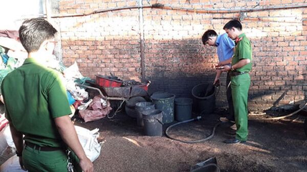 Bắt quả tang hành vi nhuộm cà phê bằng nước pha lõi pin - Sputnik Việt Nam