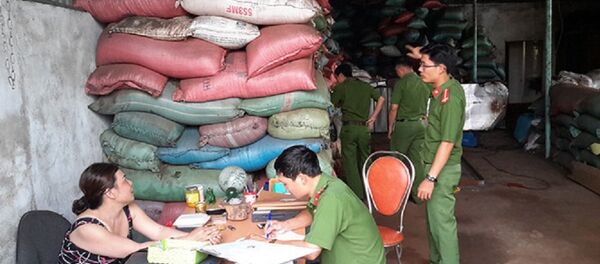 Cơ sở sản xuất cà phê bẩn của bà Nguyễn Thị Thanh Loan bị lực lượng chức năng bắt quả tang. - Sputnik Việt Nam