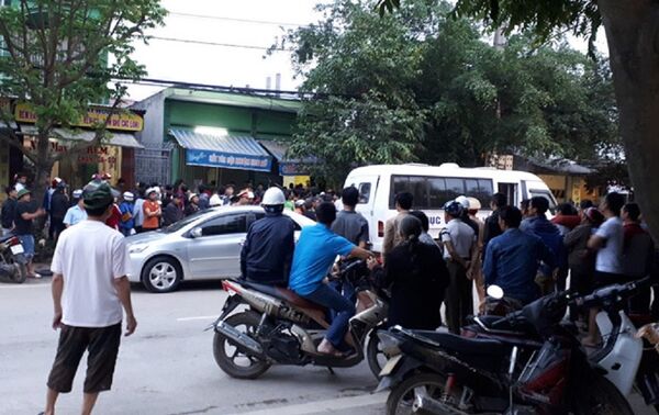 Người dân hiếu kỳ tập trung theo dõi vụ việc. - Sputnik Việt Nam