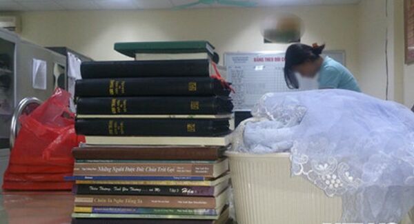 Các tài liệu, đồ dùng trong một lần lực lượng chức năng thu giữ tại một cơ sở truyền đạo trái phép ở Thủy Nguyên (Hải Phòng) cuối năm 2017. - Sputnik Việt Nam