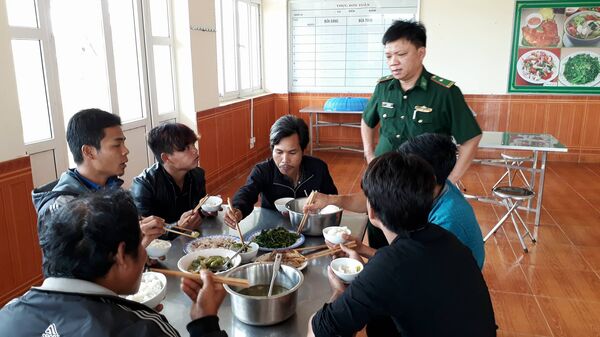 Các nạn nhân được chăm sóc y tế, ăn uống đầy đủ tại Bộ chỉ huy BĐBP tỉnh Quảng Trị - Sputnik Việt Nam