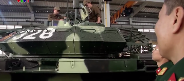 Tháp pháo với lớp giáp phụ bổ sung mang đậm phong cách Israel của xe tăng T-54/55 nâng cấp. Tháp pháo với lớp giáp phụ bổ sung mang đậm phong cách Israel của xe tăng T-54/55 nâng cấp. - Sputnik Việt Nam