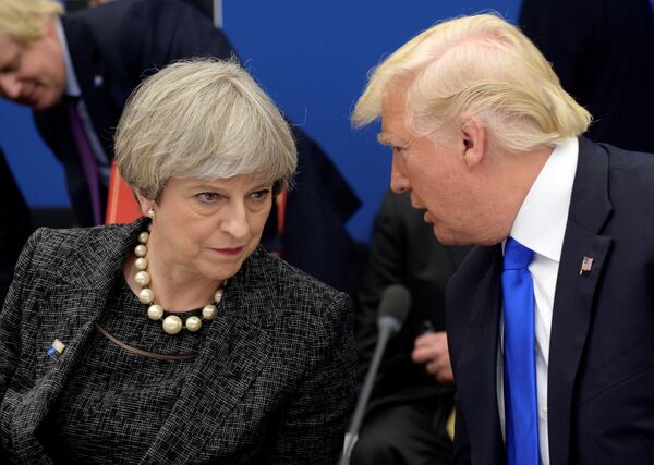 Tổng thống Mỹ Donald Trump, phải, trò chuyện với Thủ tướng Anh Theresa May trong tiệc tối chiêu đãi tại Hội nghị thượng đỉnh NATO Brussels. - Sputnik Việt Nam