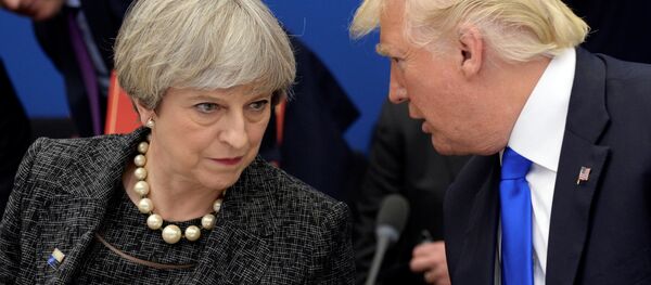 Tổng thống Mỹ Donald Trump, phải, trò chuyện với Thủ tướng Anh Theresa May trong tiệc tối chiêu đãi tại Hội nghị thượng đỉnh NATO Brussels. - Sputnik Việt Nam
