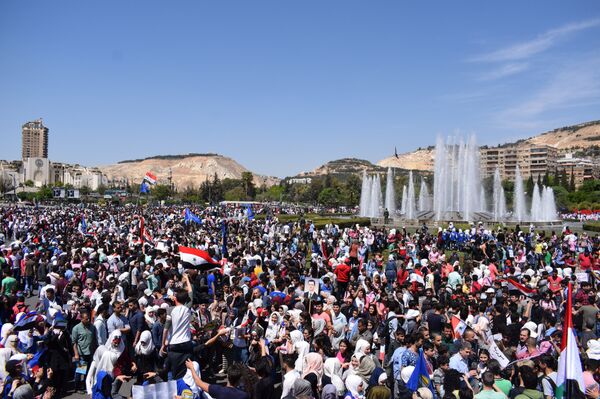 Hơn 50 ngàn thanh thiếu niên Syria đã dự cuộc mít tinh hôm thứ Hai, được tổ chức bởi Liên đoàn thanh niên cách mạng Syria.  - Sputnik Việt Nam