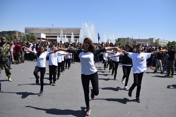 Hơn 50 ngàn thanh thiếu niên Syria đã dự cuộc mít tinh hôm thứ Hai, được tổ chức bởi Liên đoàn thanh niên cách mạng Syria.  - Sputnik Việt Nam