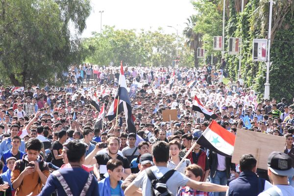 Hơn 50 ngàn thanh thiếu niên Syria đã dự cuộc mít tinh hôm thứ Hai, được tổ chức bởi Liên đoàn thanh niên cách mạng Syria.  - Sputnik Việt Nam