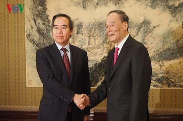 Ông Vương Kỳ Sơn, Phó Chủ tịch nước Cộng hòa Nhân dân Trung Hoa tiếp thân mật ông Nguyễn Văn Bình, Ủy viên Bộ Chính trị, Bí thư Trung ương Đảng, Trưởng ban Kinh tế Trung ương. - Sputnik Việt Nam