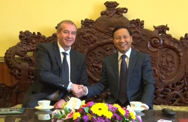 Đại sứ Ngô Đức Mạnh (phải) tiếp ông S. Levchenko - Thống đốc tỉnh Irkutsk Đại sứ Ngô Đức Mạnh (phải) tiếp ông S. Levchenko - Thống đốc tỉnh Irkutsk - Sputnik Việt Nam