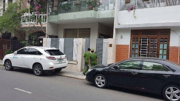 Công an khám xét nhà ông Văn Hữu Chiến. Công an khám xét nhà ông Văn Hữu Chiến. - Sputnik Việt Nam