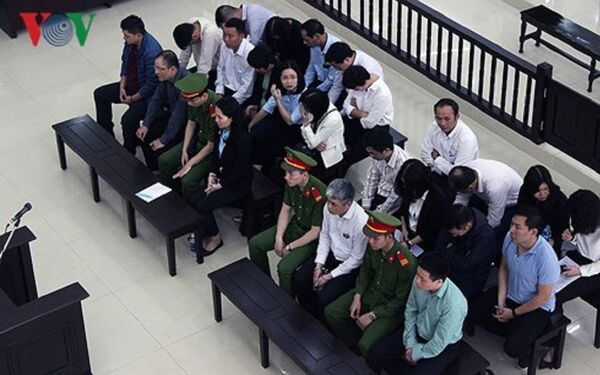 Bị cáo Hà Văn Thắm (áo xanh ngoài cùng hàng ghế đầu- ảnh bìa phải) cùng đồng phạm tại phiên xử phúc thẩm. - Sputnik Việt Nam