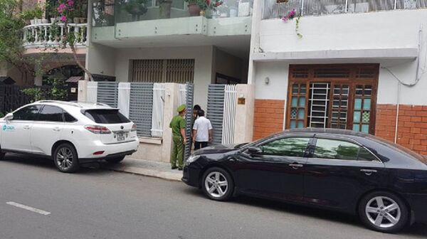 Công an có mặt tại nhà riêng của ông Văn Hữu Chiến.  - Sputnik Việt Nam