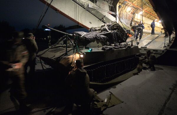 Xe chiến đấu bộ binh BMD-2 trên máy bay IL-76 - Sputnik Việt Nam