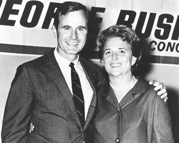 Cựu Tổng thống Mỹ George Bush với vợ Barbara Bush trong những năm 1960 - Sputnik Việt Nam