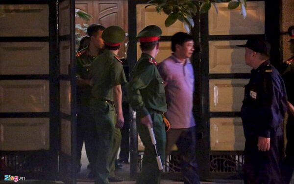 Công an khám xét nhà ông Phan Hữu Tuấn tối 17/4. Công an khám xét nhà ông Phan Hữu Tuấn tối 17/4. - Sputnik Việt Nam