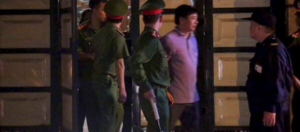 Công an khám xét nhà ông Phan Hữu Tuấn tối 17/4. - Sputnik Việt Nam