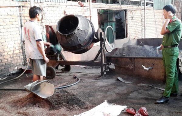 Toàn cảnh sản xuất cà phê bẩn tại xưởng bà Loan Toàn cảnh sản xuất cà phê bẩn tại xưởng bà Loan - Sputnik Việt Nam