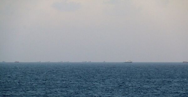 Các tàu cá dân binh, tàu vũ trang giả dạng tàu cá nằm trong hồ của bãi Huy Gơ - Sputnik Việt Nam