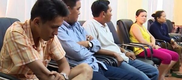 Các đối tượng trong đường dây buôn bán logo xe vua khi bị bắt. Các đối tượng trong đường dây buôn bán logo xe vua khi bị bắt. - Sputnik Việt Nam