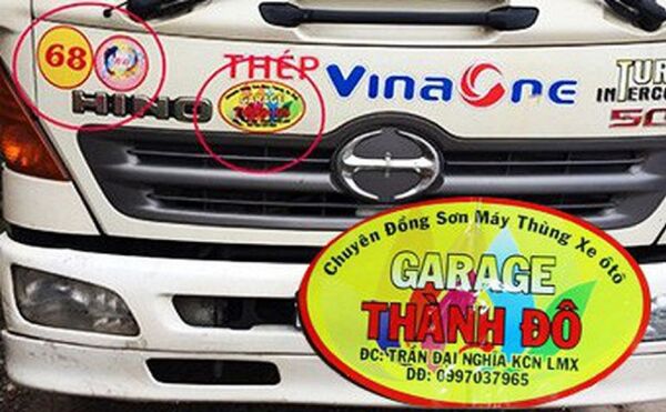 Các đối tượng in logo có số 68 và chữ Garage Thành Đô - Sputnik Việt Nam