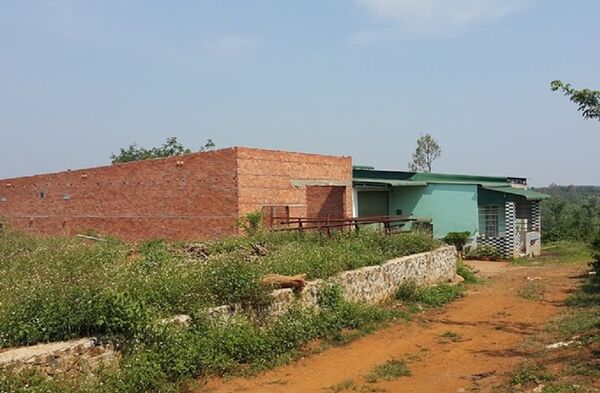 Căn nhà cùng nơi làm xưởng sản xuất của bà Loan nằm tách biệt với khu dân cư - Sputnik Việt Nam