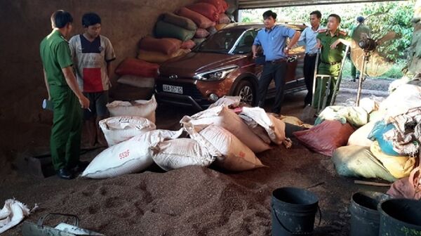 Lực lượng Công an đang kiểm tra, niêm phong các dụng cụ tại cơ sở của bà Loan - Sputnik Việt Nam