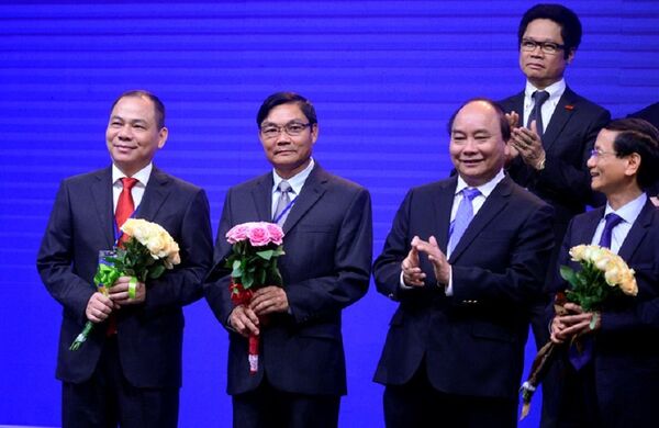 Ông Phạm Nhật Vượng được Thủ tướng vinh danh và tặng cờ thi đua của Chính phủ cho các đơn vị, cá nhân có đóng góp cho đất nước nói chung và thủ đô nói riêng.  - Sputnik Việt Nam