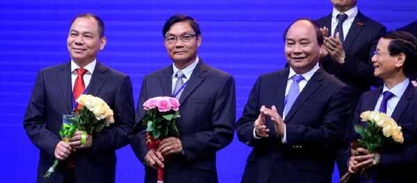 Ông Phạm Nhật Vượng được Thủ tướng vinh danh và tặng cờ thi đua của Chính phủ cho các đơn vị, cá nhân có đóng góp cho đất nước nói chung và thủ đô nói riêng. - Sputnik Việt Nam