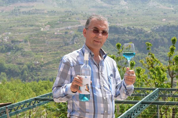 Chủ nhà máy rượu vang Chateau Wadih ở miền núi Lebanon Piter Abi Unes  - Sputnik Việt Nam